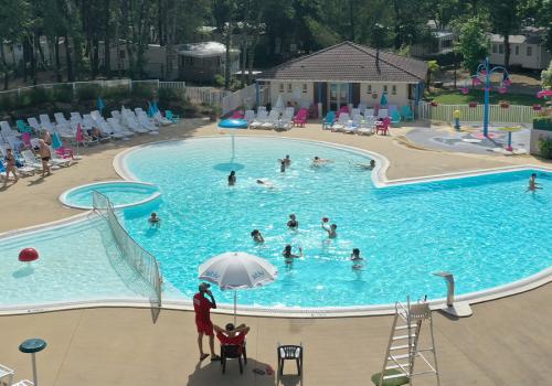 Piscine extérieure camping Les Pierres Couchées