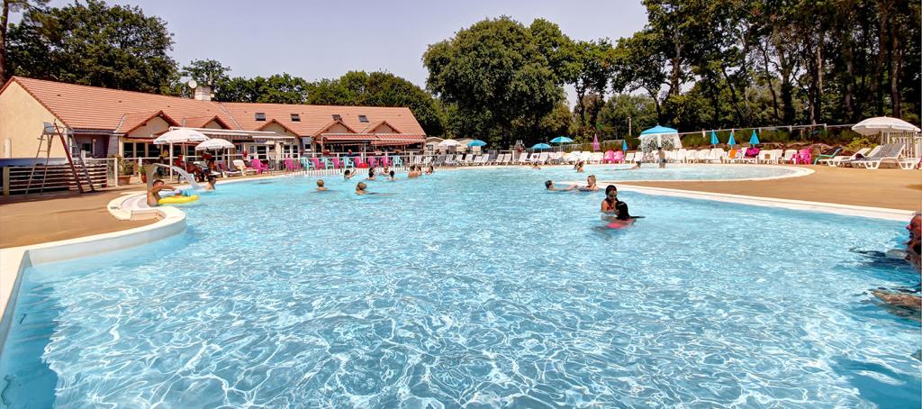 Piscine extérieure camping Les Pierres Couchées