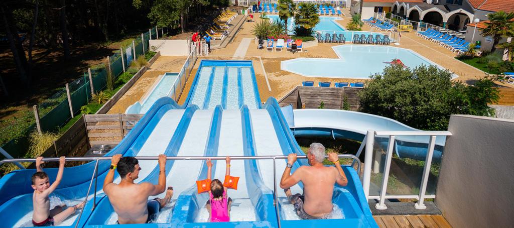 Toboggans et piscine extérieure au Bois Dormant